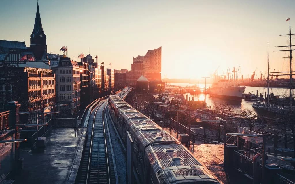 Hamburger Hafen bei Sonnenuntergang mit Hochbahn und Elbphilharmonie